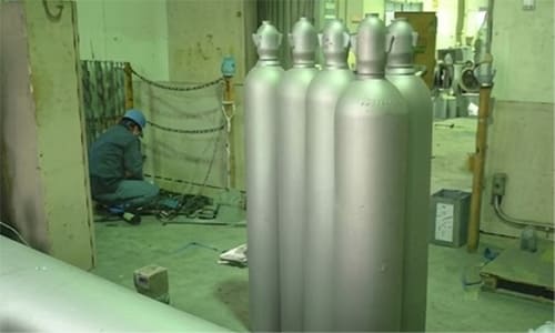 秋元産業株式会社のボンベ外面ショットブラスト例（塗装前処理）