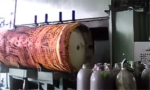 秋元産業株式会社のボンベ外面処理ブラスト2