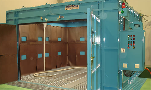 秋元産業株式会社の直圧式エアーブラスト装置によるブラストルーム