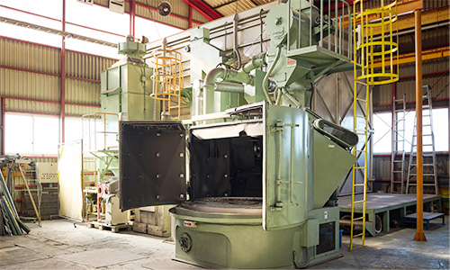 秋元産業株式会社のローラーコンベア式エアーブラスト　コンベア巾500